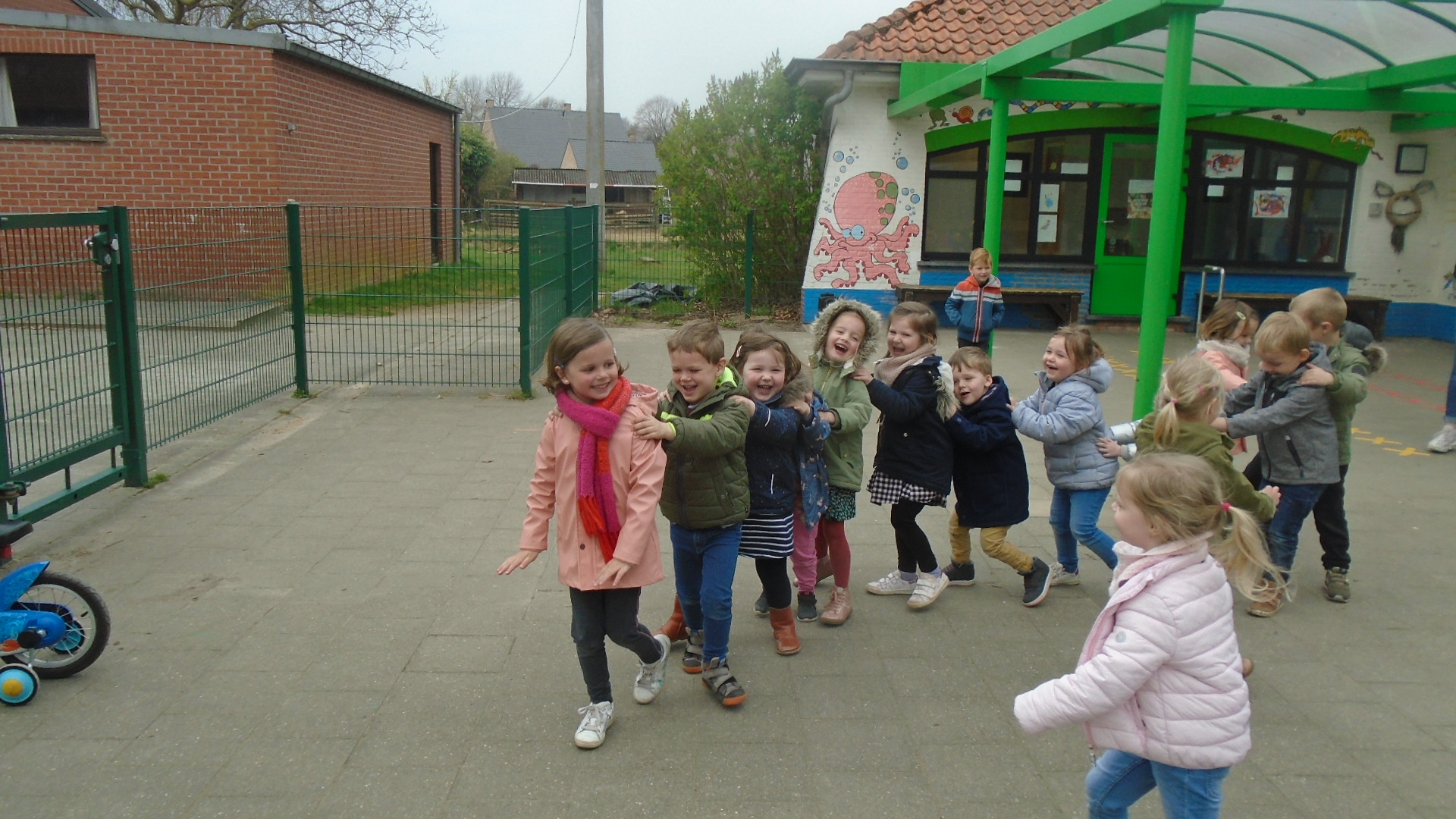 Buiten spelen -kleuters Stotert